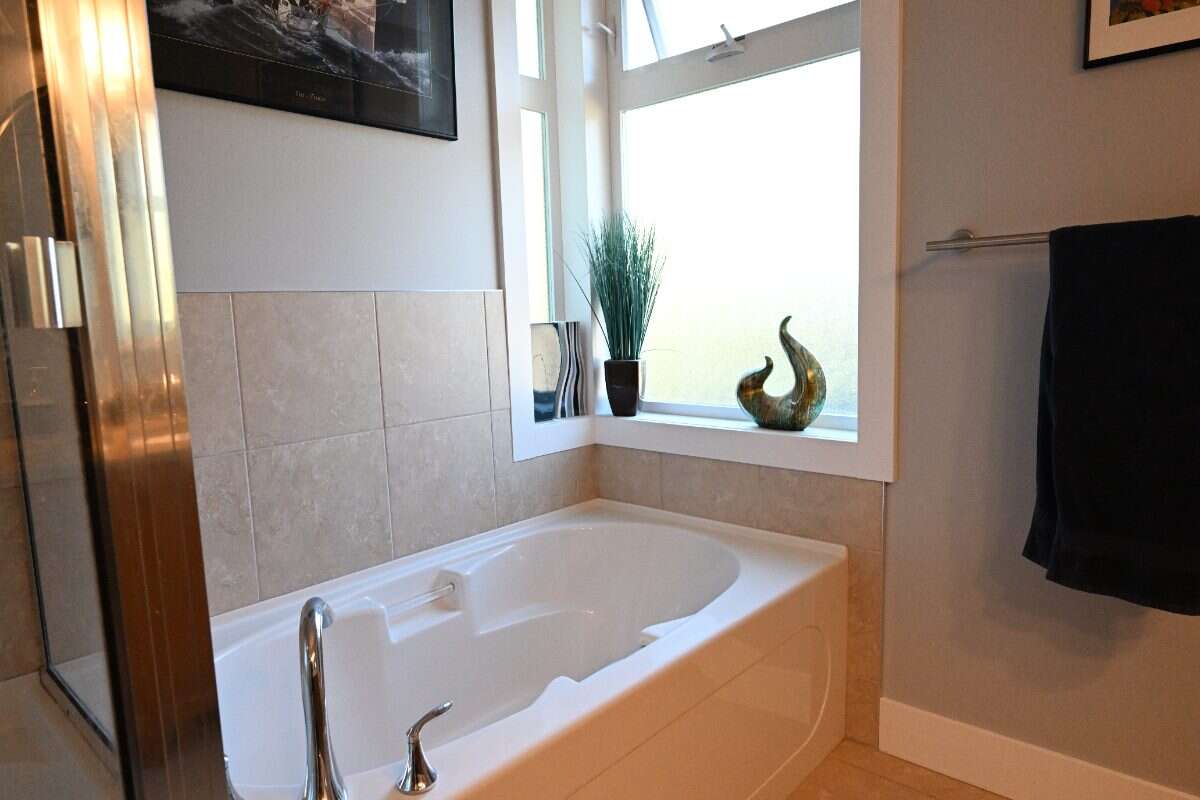 Luxury Custom Home w.Chef Kitchen & Year Round Sun