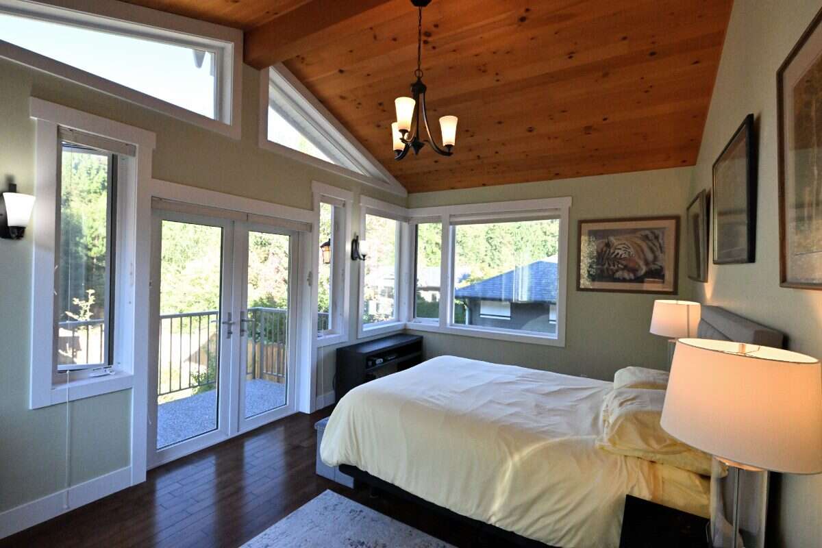Luxury Custom Home w.Chef Kitchen & Year Round Sun