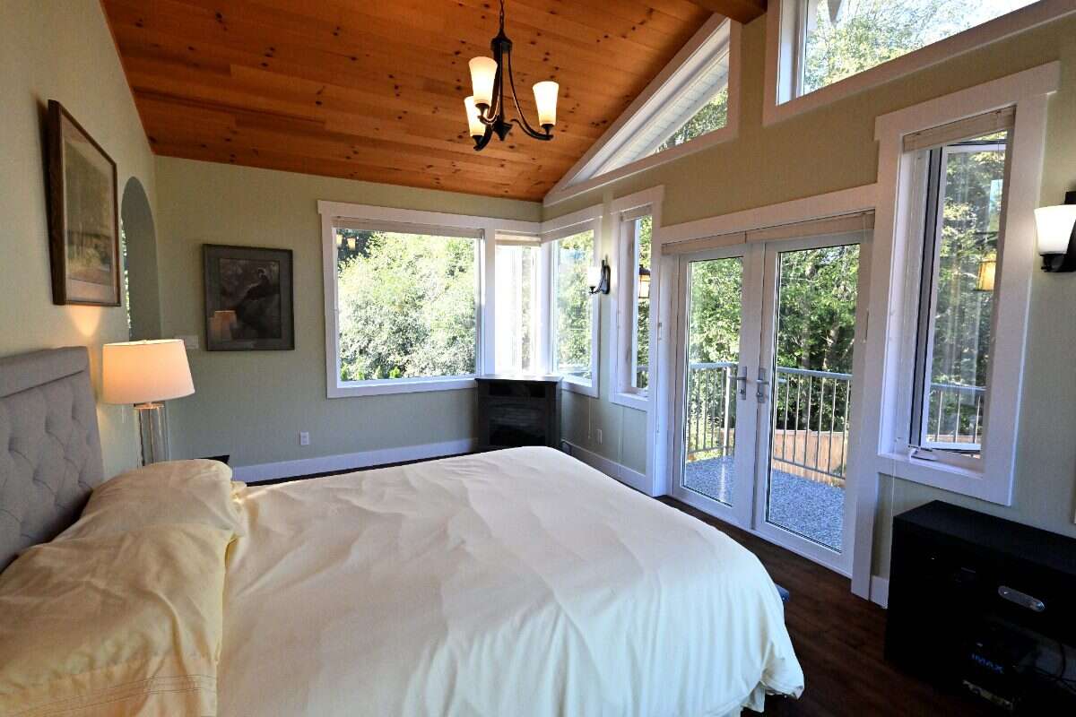 Luxury Custom Home w.Chef Kitchen & Year Round Sun