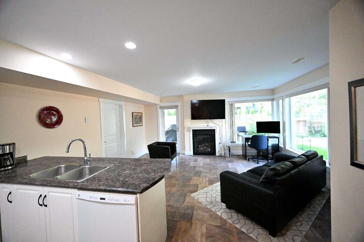 Luxury Custom Home w.Chef Kitchen & Year Round Sun