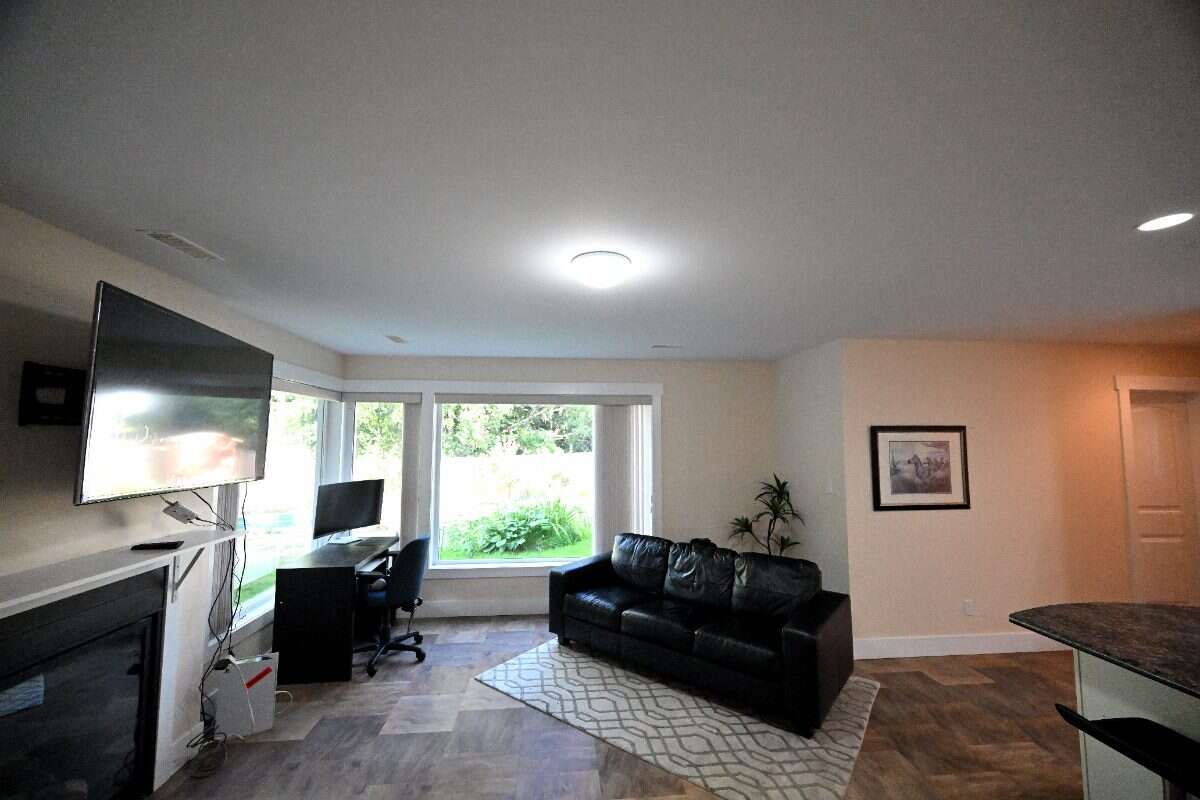 Luxury Custom Home w.Chef Kitchen & Year Round Sun