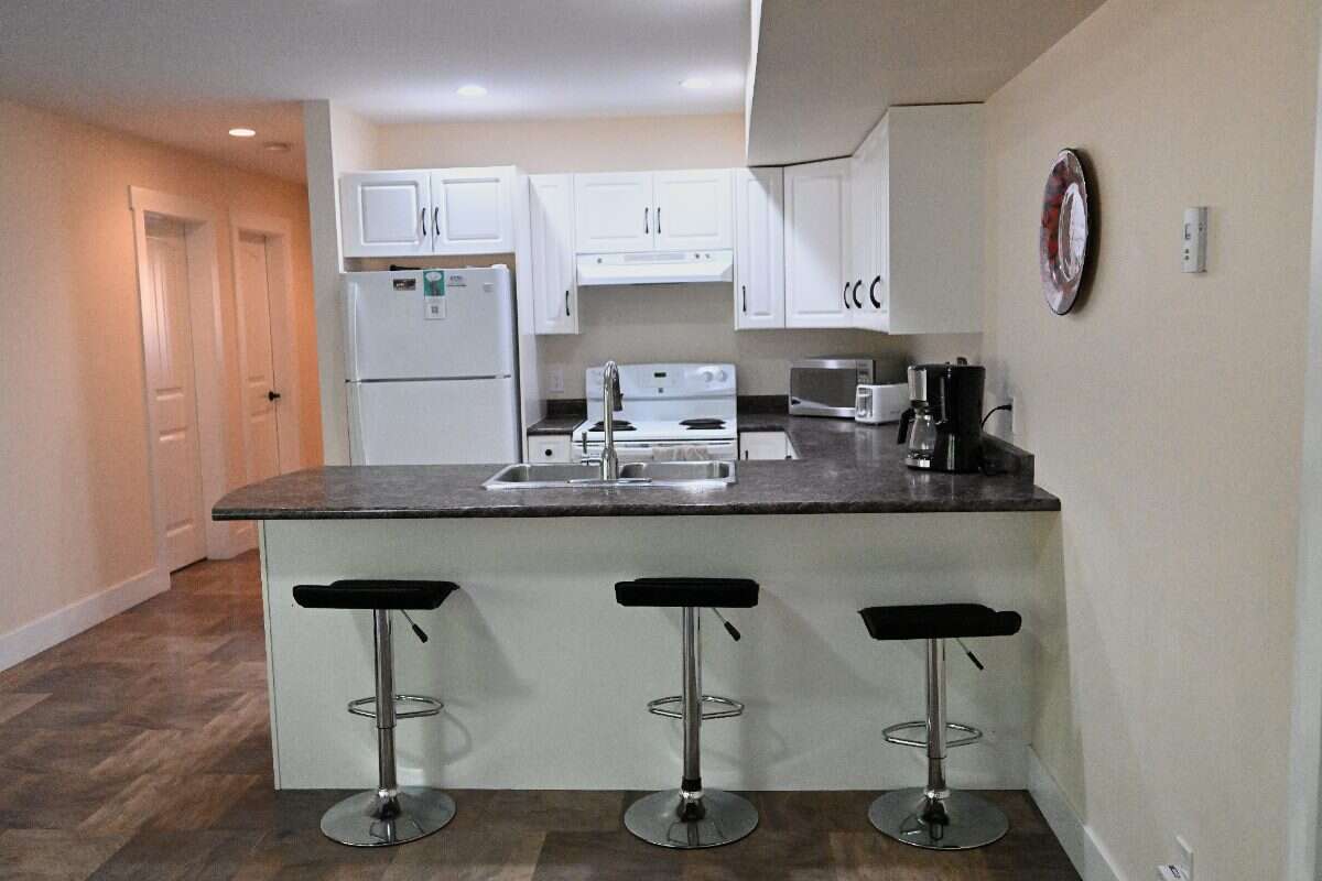 Luxury Custom Home w.Chef Kitchen & Year Round Sun