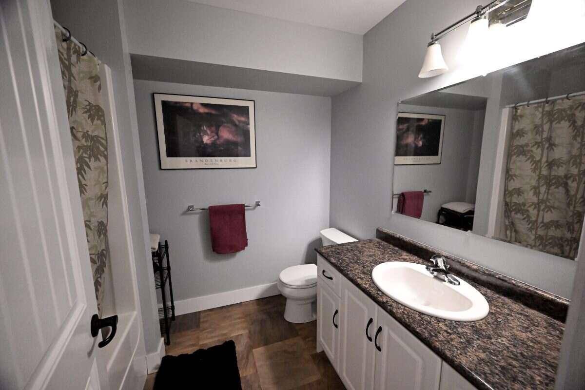 Luxury Custom Home w.Chef Kitchen & Year Round Sun