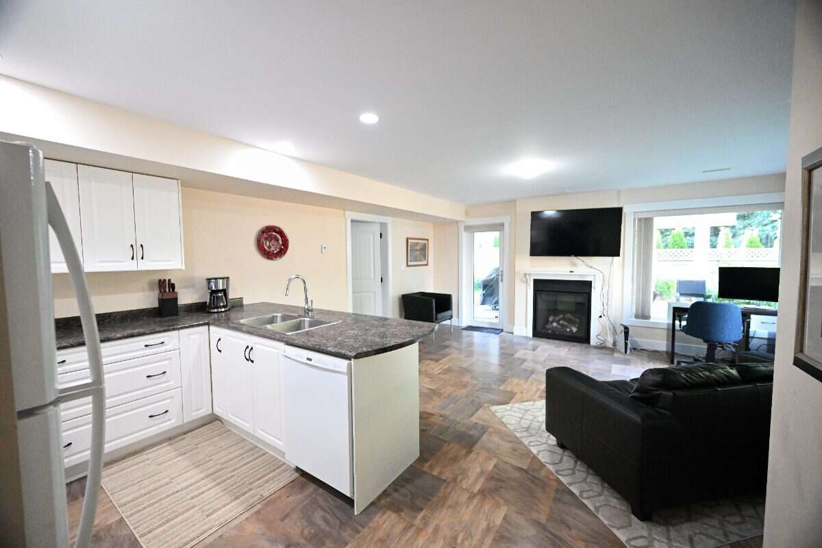 Luxury Custom Home w.Chef Kitchen & Year Round Sun