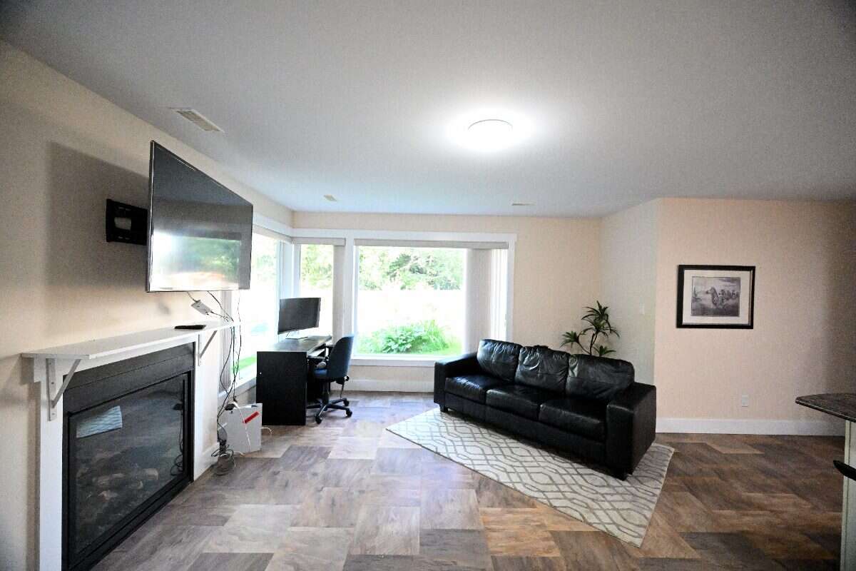 Luxury Custom Home w.Chef Kitchen & Year Round Sun