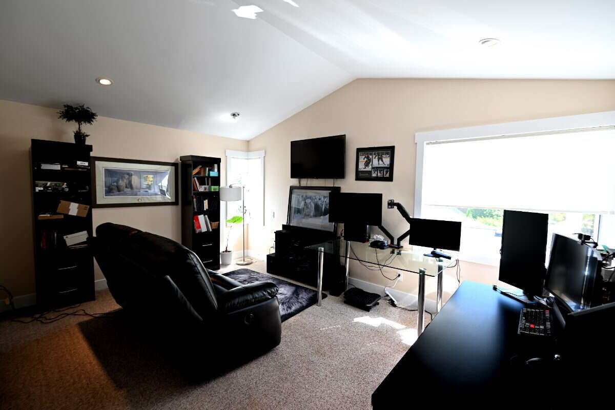 Luxury Custom Home w.Chef Kitchen & Year Round Sun