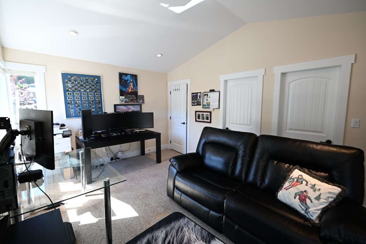 Luxury Custom Home w.Chef Kitchen & Year Round Sun