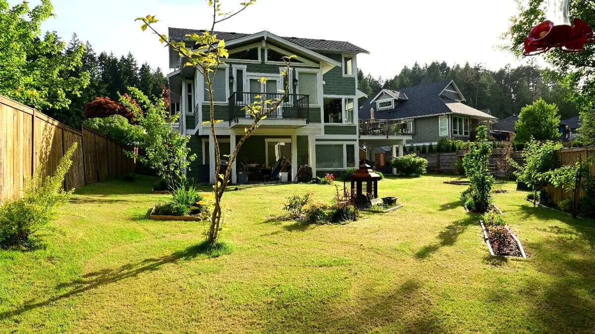 Luxury Custom Home w.Chef Kitchen & Year Round Sun