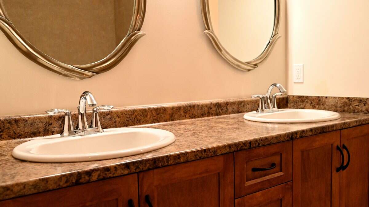 Luxury Custom Home w.Chef Kitchen & Year Round Sun