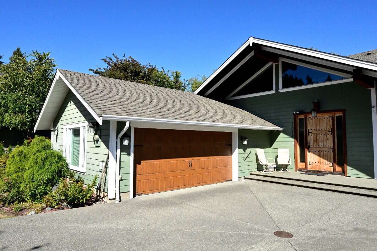 Luxury Custom Home w.Chef Kitchen & Year Round Sun