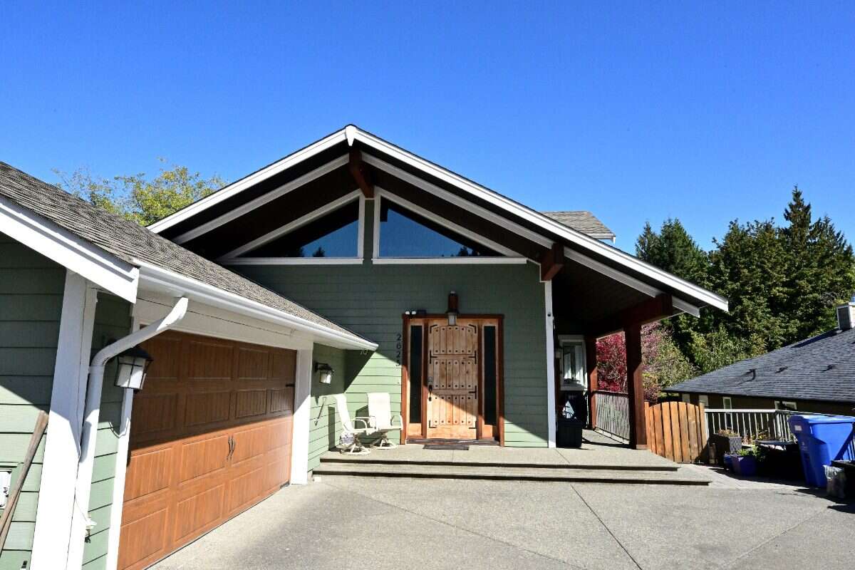 Luxury Custom Home w.Chef Kitchen & Year Round Sun