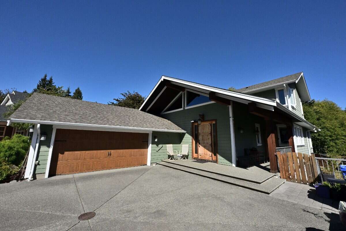 Luxury Custom Home w.Chef Kitchen & Year Round Sun