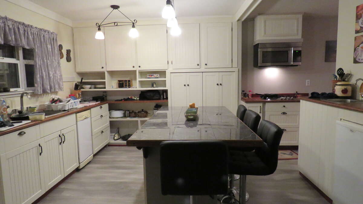 Extran Large Kitchen With New Refaced Cabinets