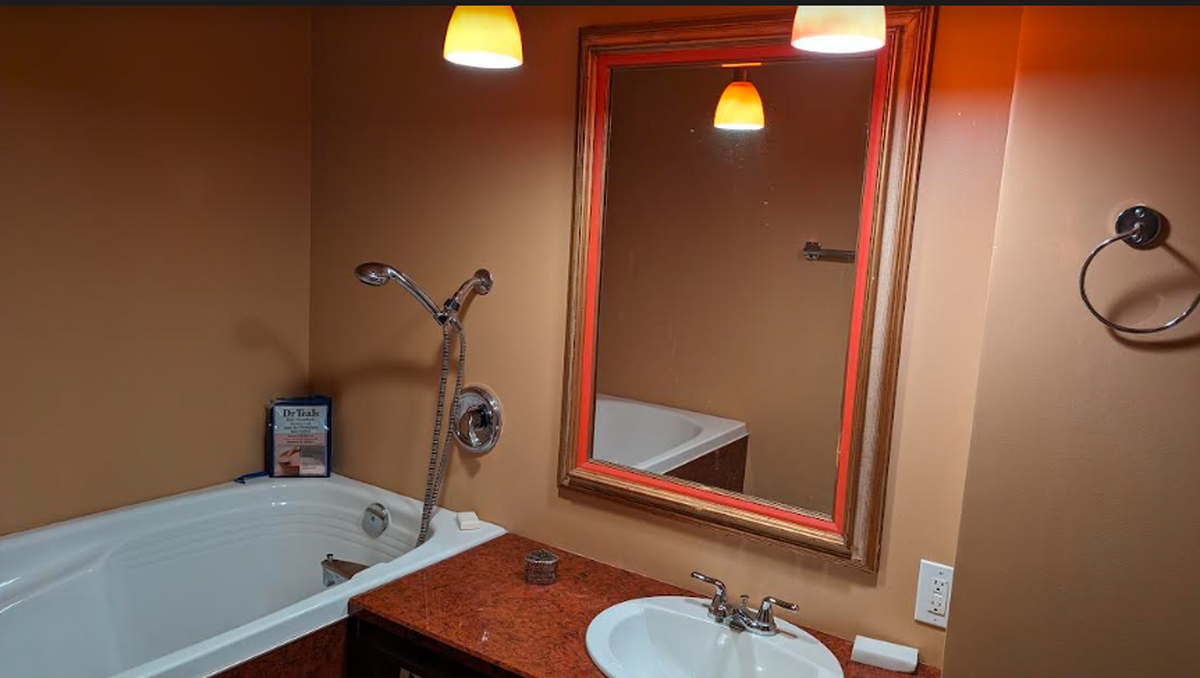 Ensuite Off Master Bedroom With Deep Soaker Tub