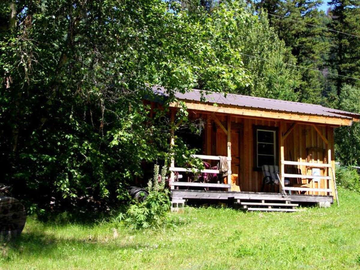 Lakeside Living : Your Oasis on Beaver Lake BC