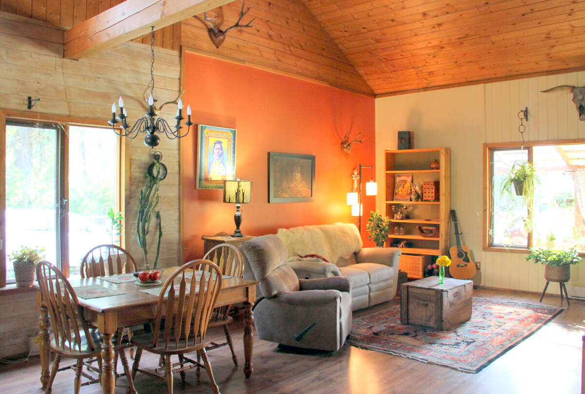 Open floor plan to Living room