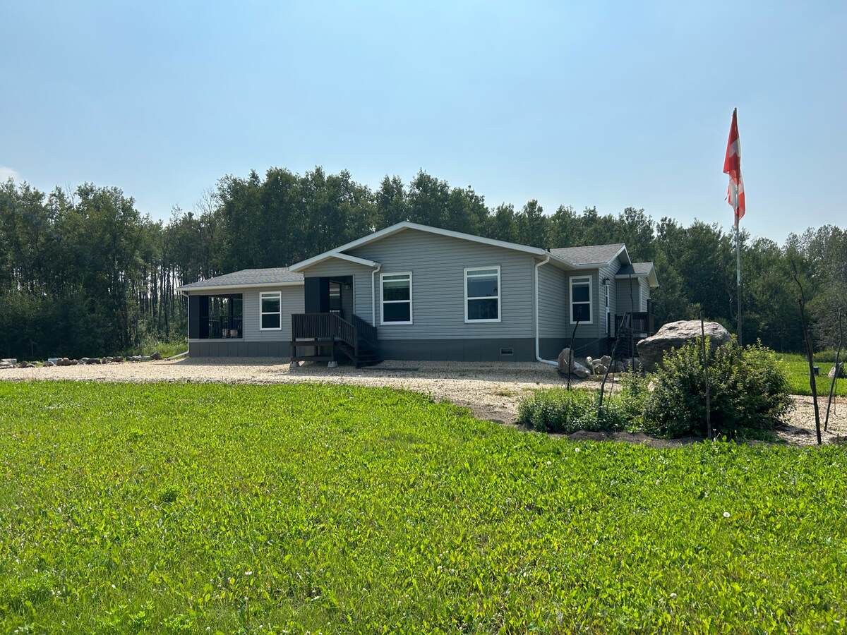Acreage / House / Land with Building(s) For Sale in Onoway, AB - 3 bed, 2.5 bath
