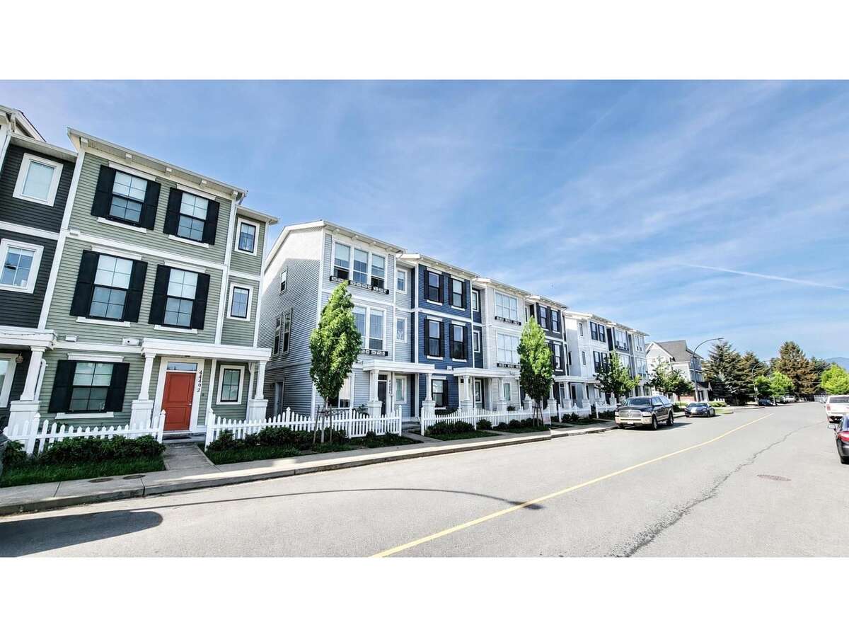 Rare 2021 End-Unit | No Strata Fees | 3 Bed + Den
