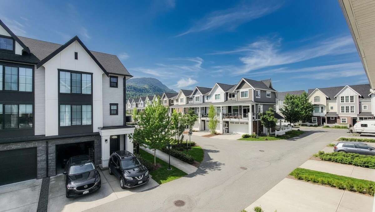 Rare 2021 End-Unit | No Strata Fees | 3 Bed + Den