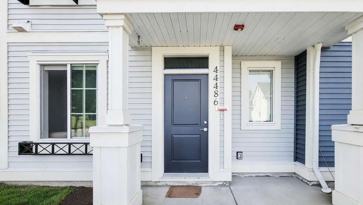 Rare 2021 End-Unit | No Strata Fees | 3 Bed + Den