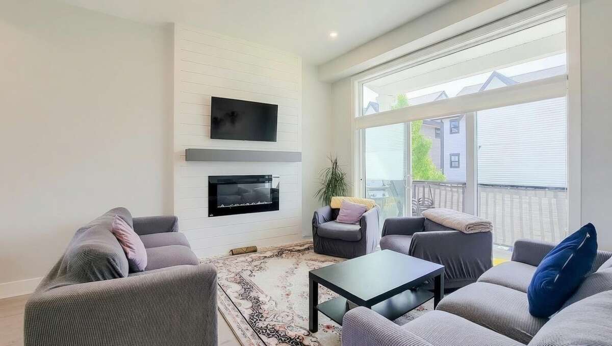 Rare 2021 End-Unit | No Strata Fees | 3 Bed + Den