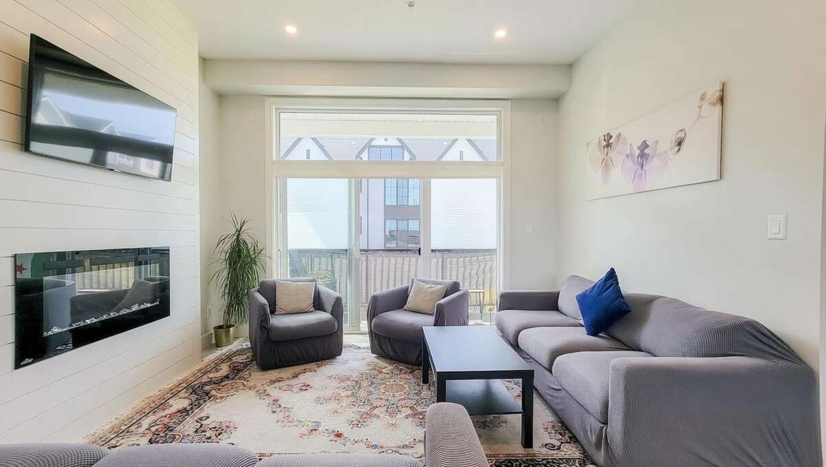 Rare 2021 End-Unit | No Strata Fees | 3 Bed + Den