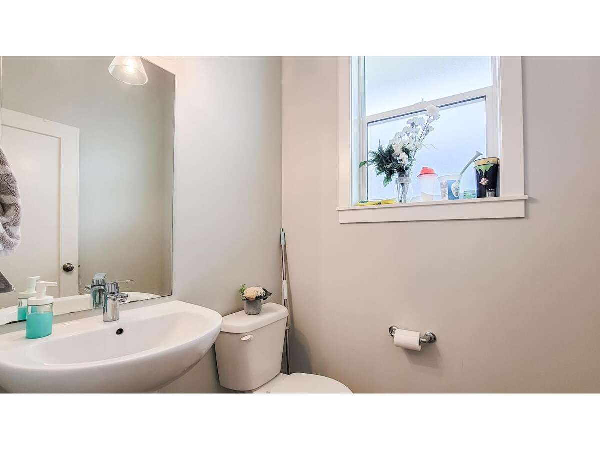 Rare 2021 End-Unit | No Strata Fees | 3 Bed + Den