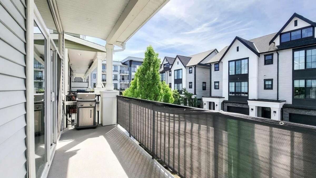 Rare 2021 End-Unit | No Strata Fees | 3 Bed + Den