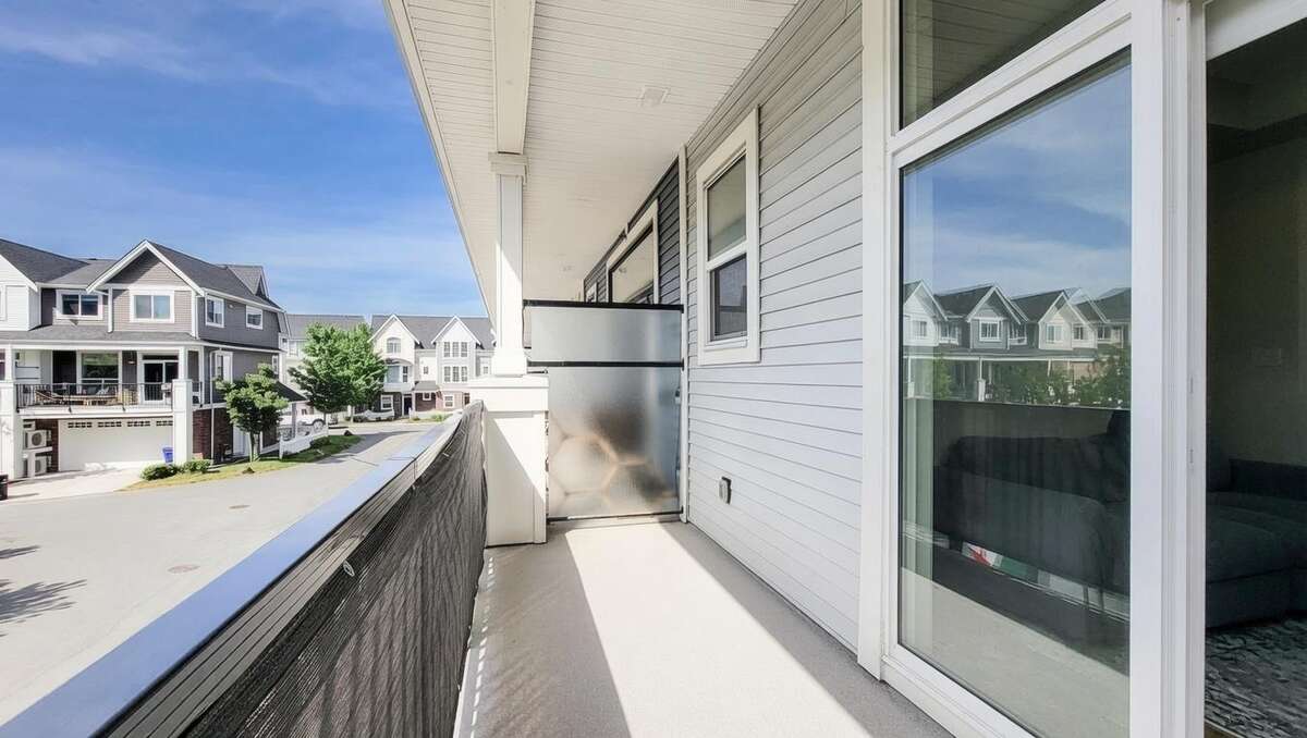 Rare 2021 End-Unit | No Strata Fees | 3 Bed + Den