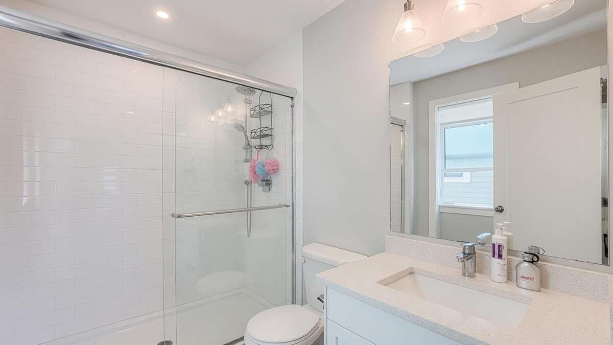 Rare 2021 End-Unit | No Strata Fees | 3 Bed + Den