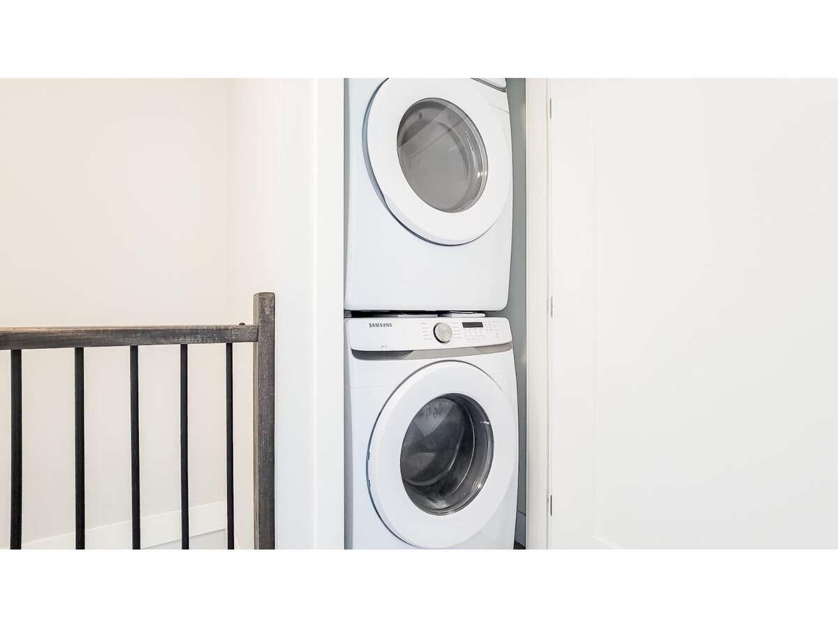 Rare 2021 End-Unit | No Strata Fees | 3 Bed + Den
