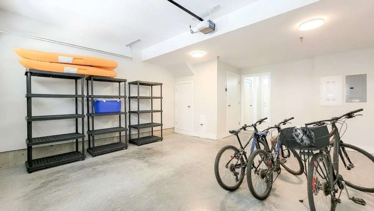 Rare 2021 End-Unit | No Strata Fees | 3 Bed + Den