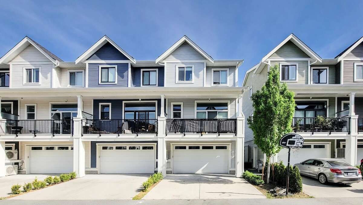 Rare 2021 End-Unit | No Strata Fees | 3 Bed + Den