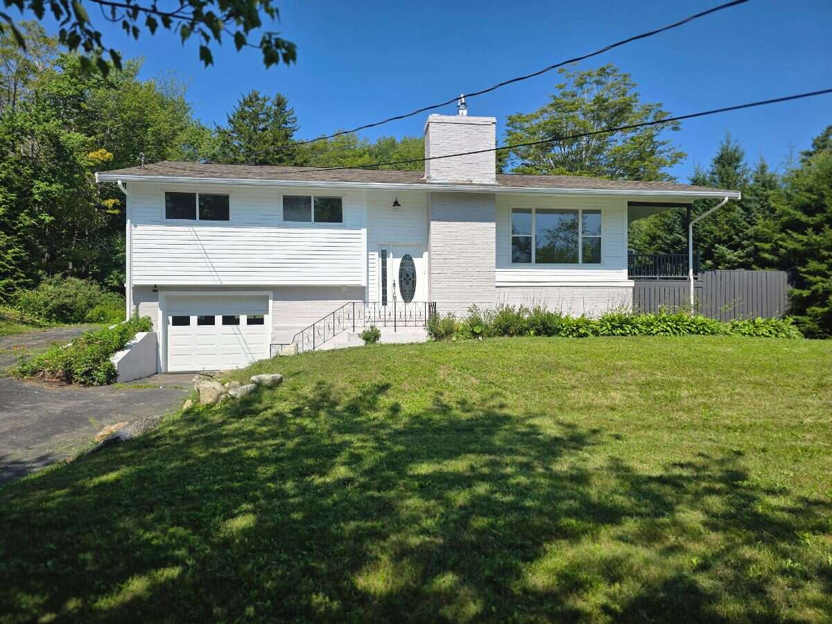 Bright 5 bedroom house in Hammonds Plains 