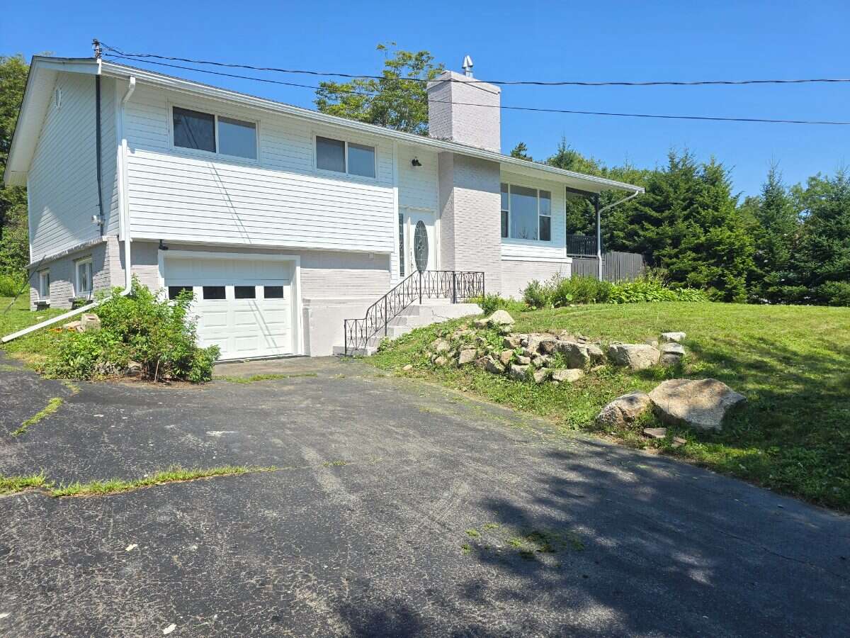 Bright 5 bedroom house in Hammonds Plains 