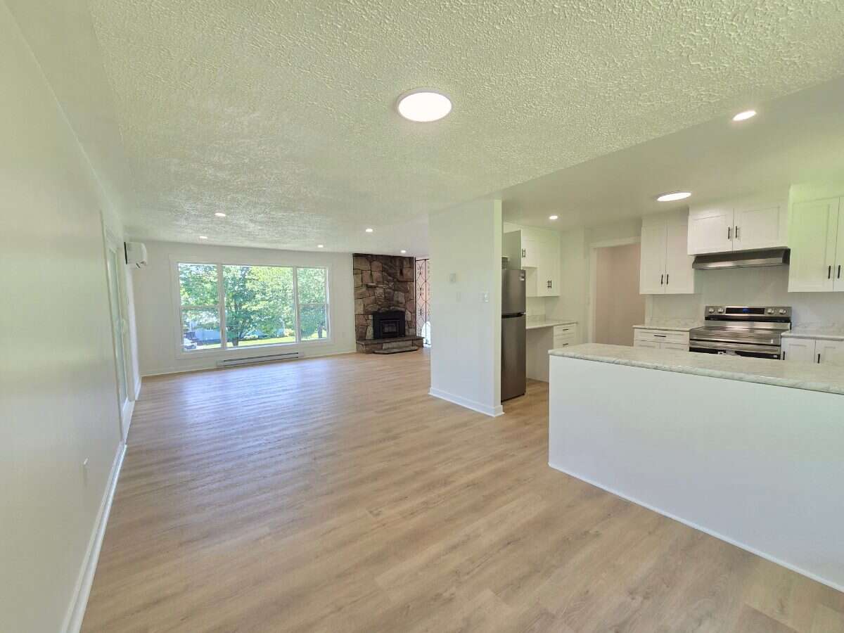 Bright 5 bedroom house in Hammonds Plains 