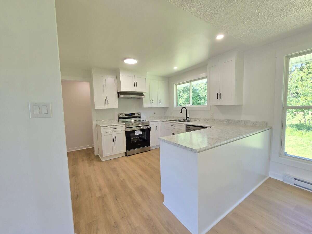 Bright 5 bedroom house in Hammonds Plains 