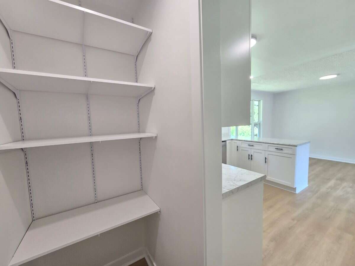 Bright 5 bedroom house in Hammonds Plains 