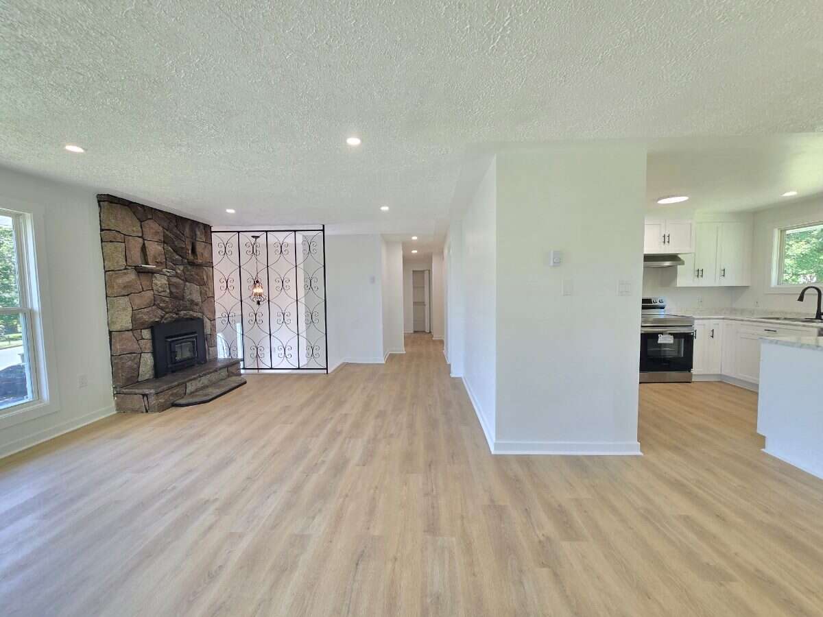 Bright 5 bedroom house in Hammonds Plains 
