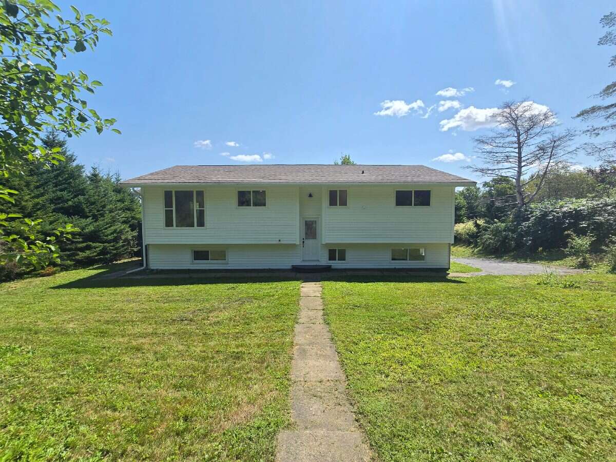 Bright 5 bedroom house in Hammonds Plains 