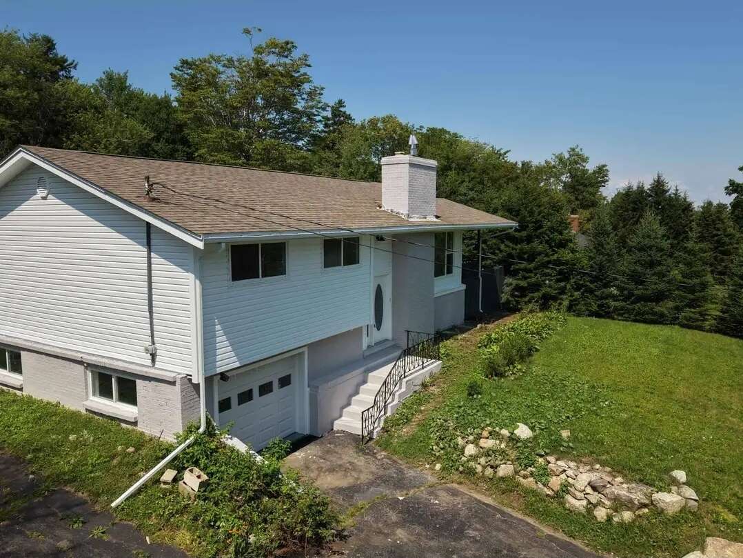 Bright 5 bedroom house in Hammonds Plains 