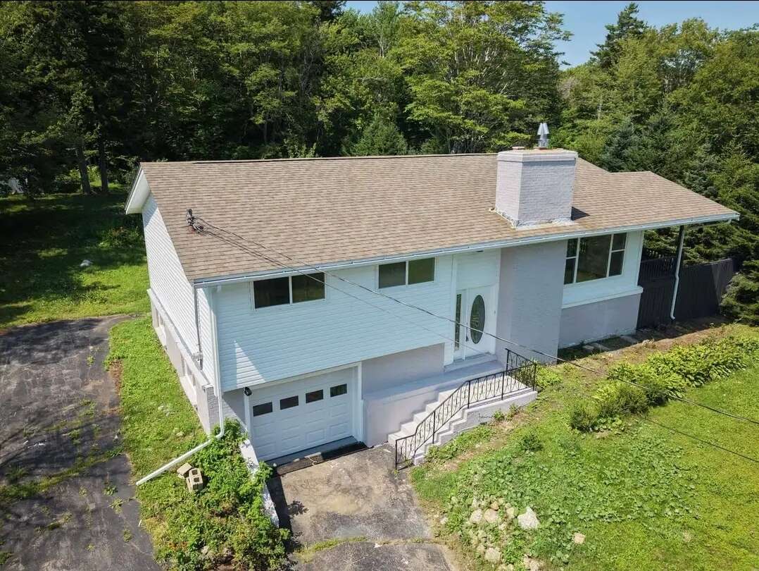 Bright 5 bedroom house in Hammonds Plains 