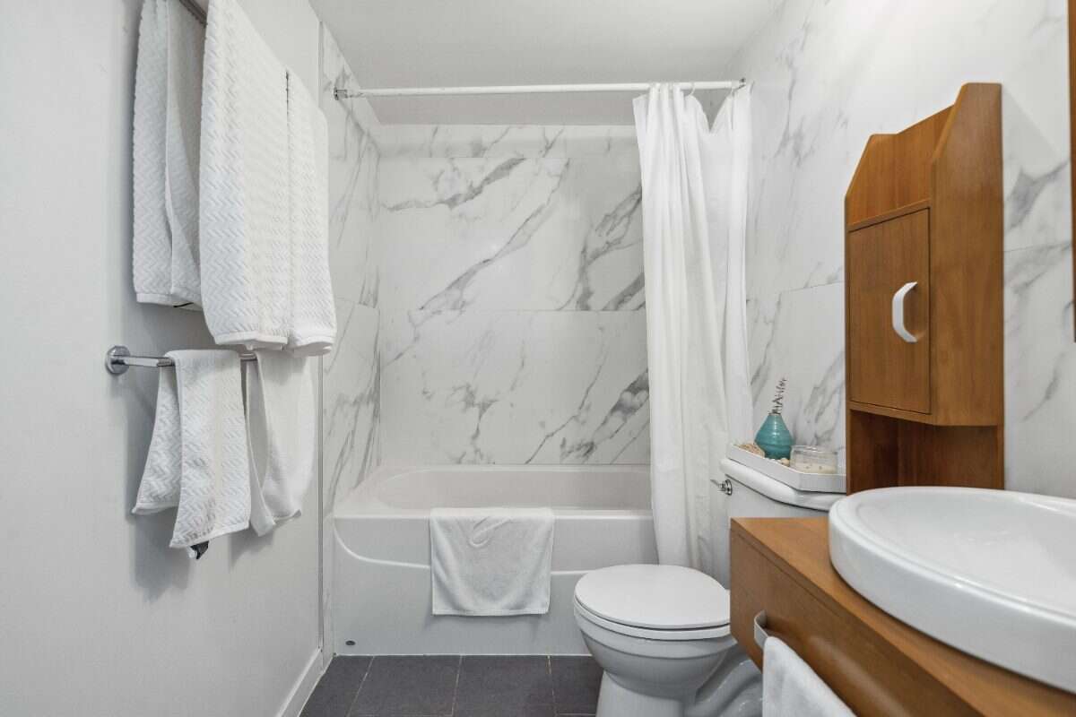 AIRBNB ONE BEDROOM APARTMENT IN DOWNTOWN WEST