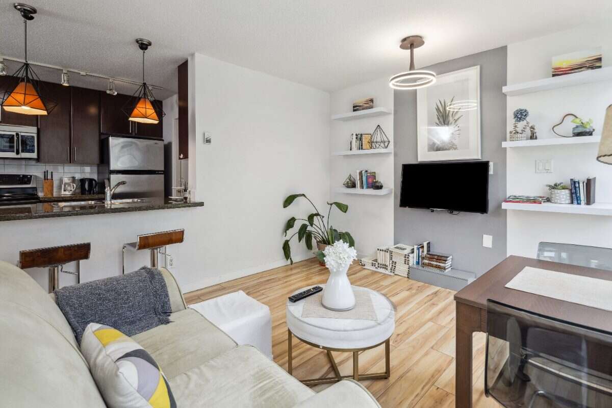 AIRBNB ONE BEDROOM APARTMENT IN DOWNTOWN WEST