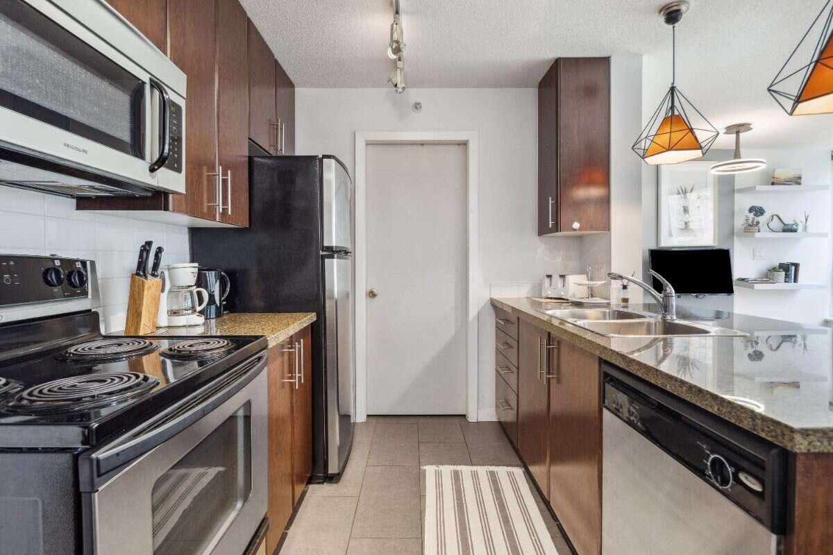 AIRBNB ONE BEDROOM APARTMENT IN DOWNTOWN WEST