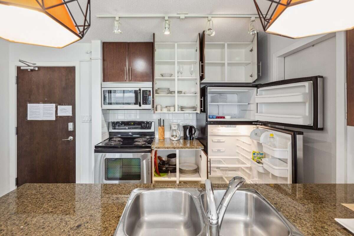 AIRBNB ONE BEDROOM APARTMENT IN DOWNTOWN WEST