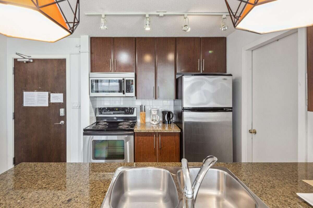 AIRBNB ONE BEDROOM APARTMENT IN DOWNTOWN WEST