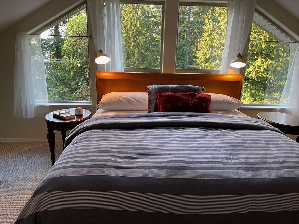 8650 Redrooffs Rd House For Sale in Halfmoon Bay, BC For Sale by