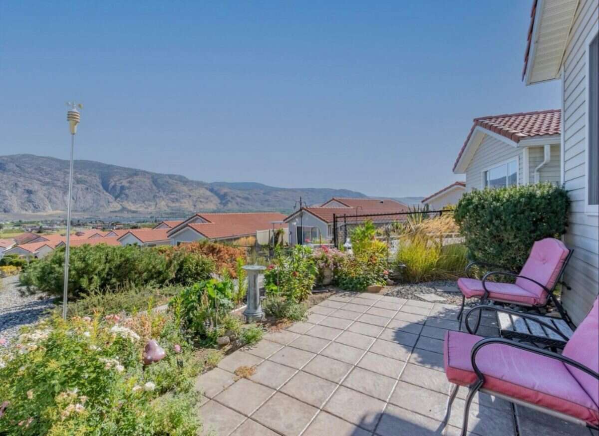 Lovely rancher with spectacular views .
