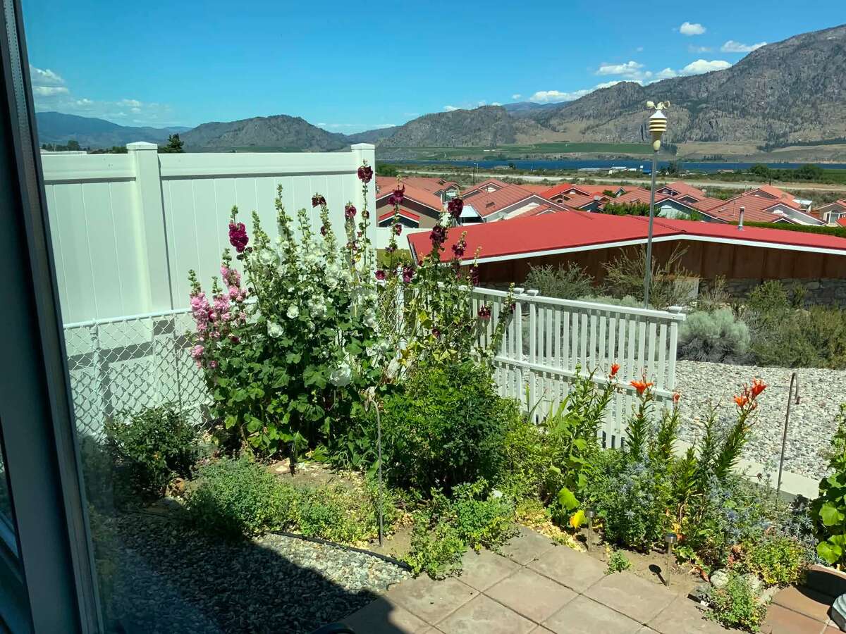 Lovely rancher with spectacular views .